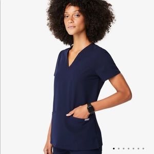 Casma™ Three-Pocket Scrub Top